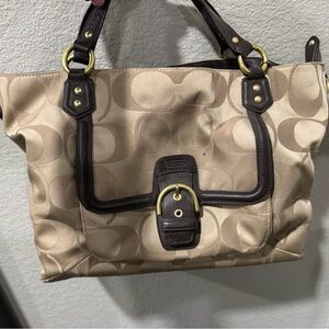 CAMPBELL SIGNATURE BELLE
CARRYALL (COACH F25294) BRASS/KHAKI/MAHOGANY